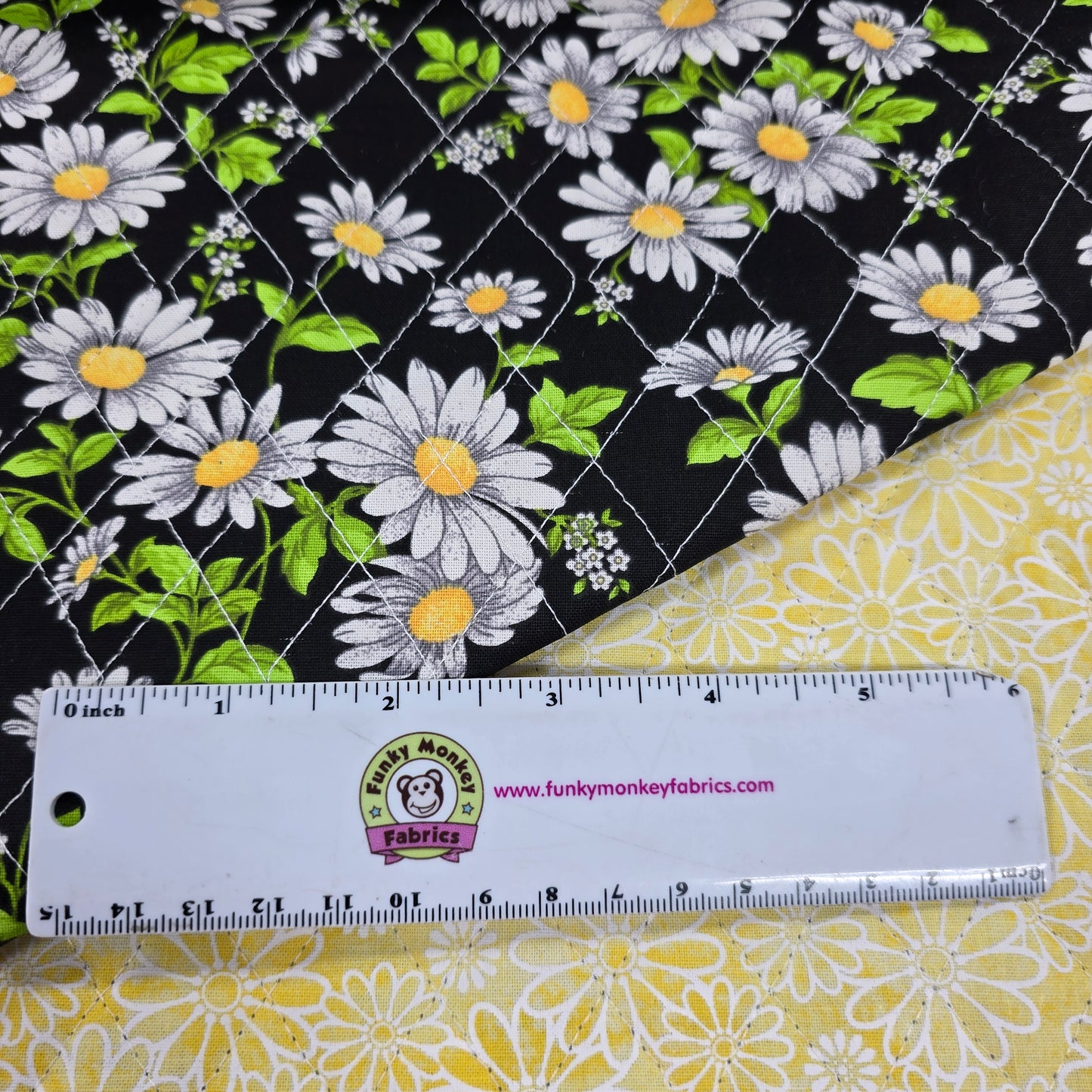 Double-Face Pre-Quilted Reversible Daisies - Fabric Traditions Cotton