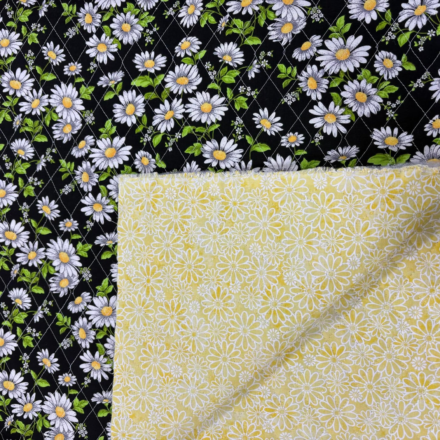 Double-Face Pre-Quilted Reversible Daisies - Fabric Traditions Cotton